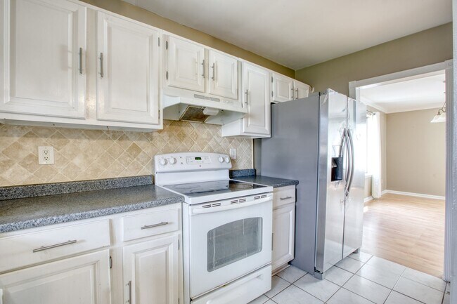 Building Photo - Lovely 2 bed 1.5 bat Condo is quiet Stamford Neighborhood