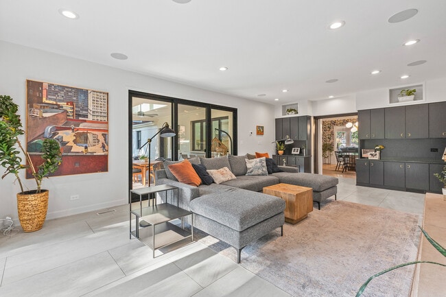 Building Photo - 9526 Lawndale Ave