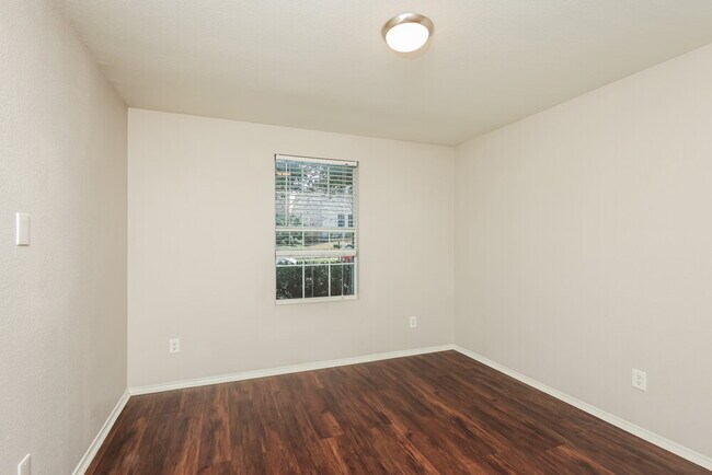 Building Photo - 2021 Bentwood St