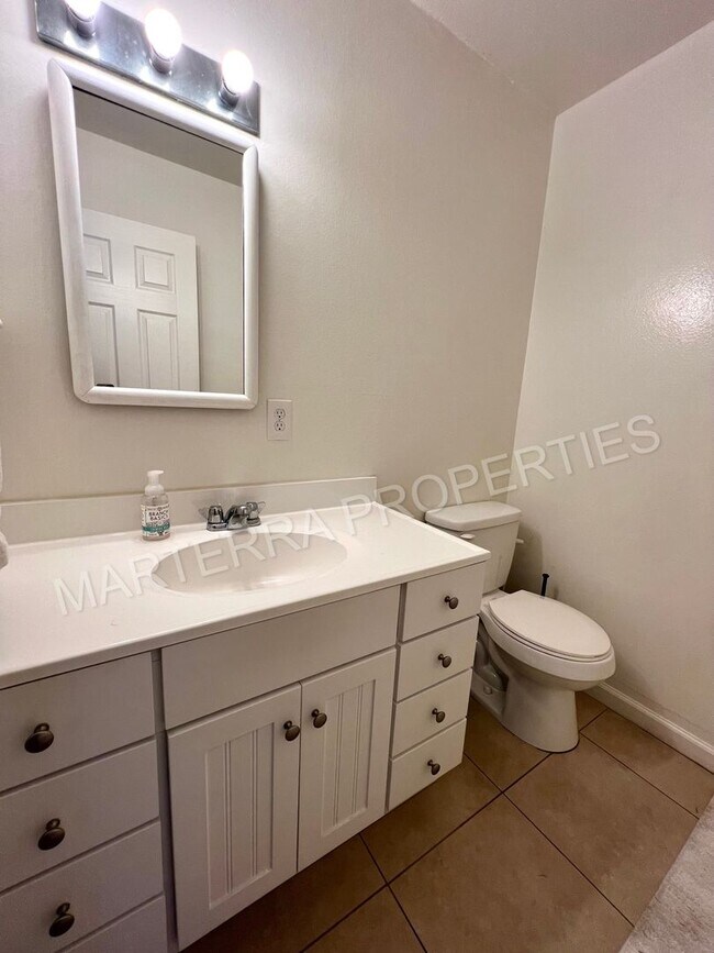 Building Photo - Large 3 Bedroom Townhome!
