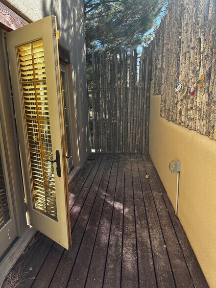 Large master bedroom w/ ensuite bath, large walk-in closet, and sitting deck. - 501 Rio Grande Ave