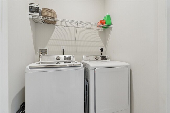 Building Photo - Beautiful 3B/2.5B Townhome in Downingtown ...