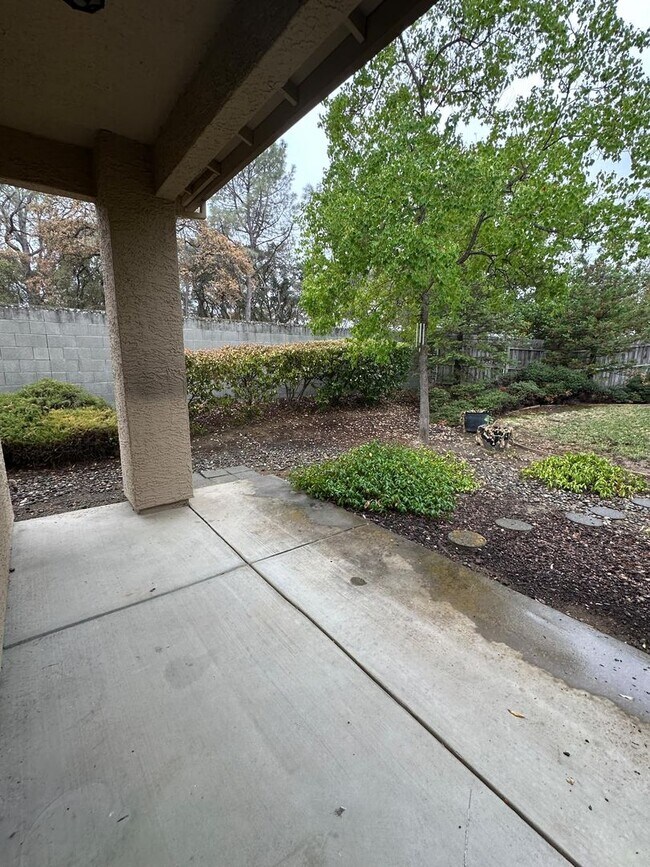 Building Photo - Charming 4 bedroom, 2 bathroom single fami...
