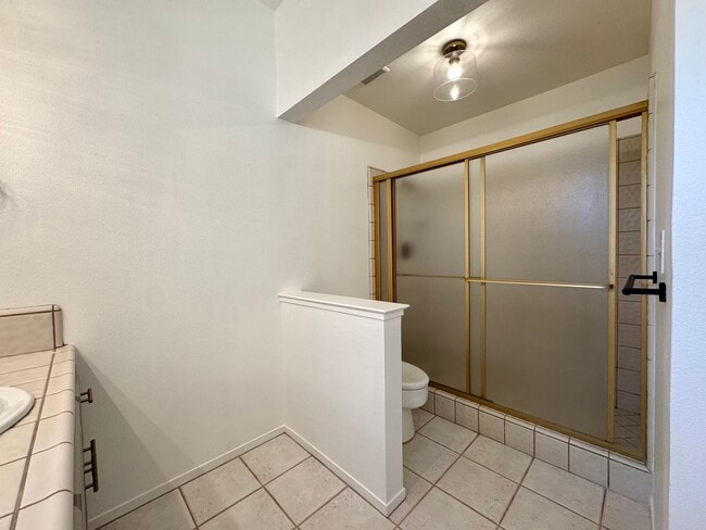 Building Photo - 983 E Foxhill Dr