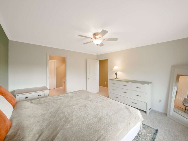 Building Photo - 3 Bed and 2.5 Bath Stunning Single-family ...