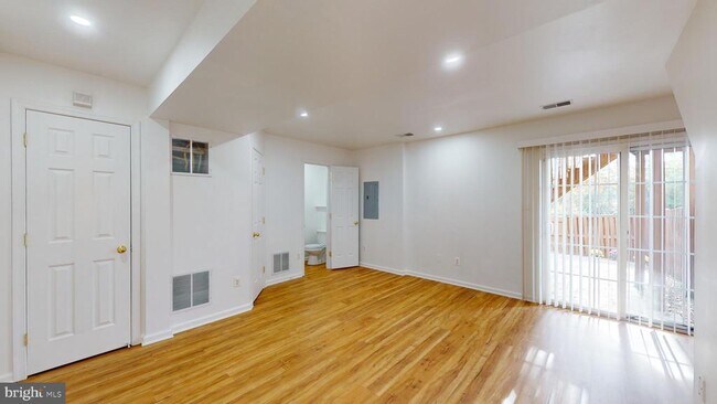 Building Photo - 527 Sparkleberry Terrace NE