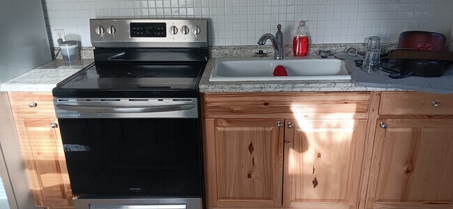 Building Photo - 548 E Woodrow St