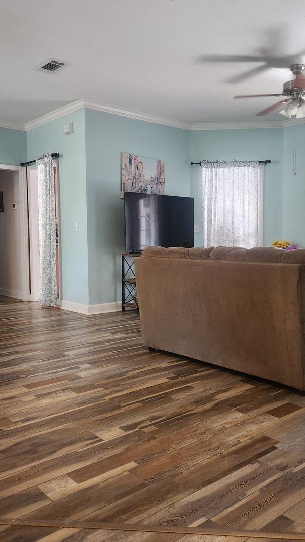 Building Photo - Beautiful, well-maintained 3-bedroom, 2-bathroom home