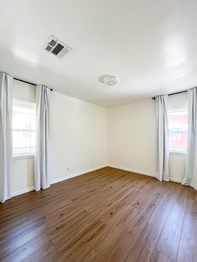 Building Photo - Charming Stand-Alone Home