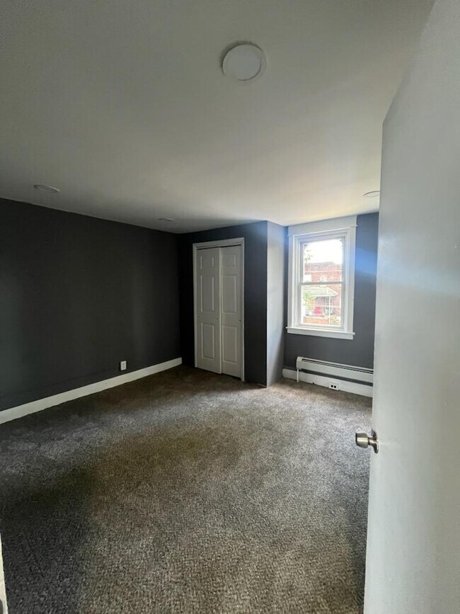 Building Photo - 70 Clinton Rd