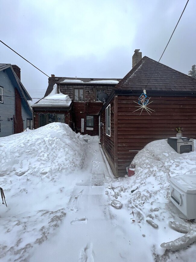 Building Photo - 1318 N 19th Ave E