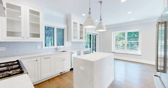 Building Photo - Charming 4 Bedroom-No Broker Fee