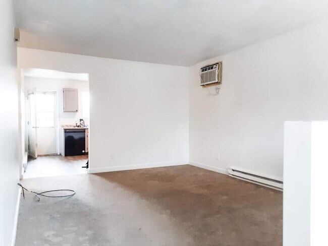 Building Photo - 4 Bed/ 2 Bath Townhome!