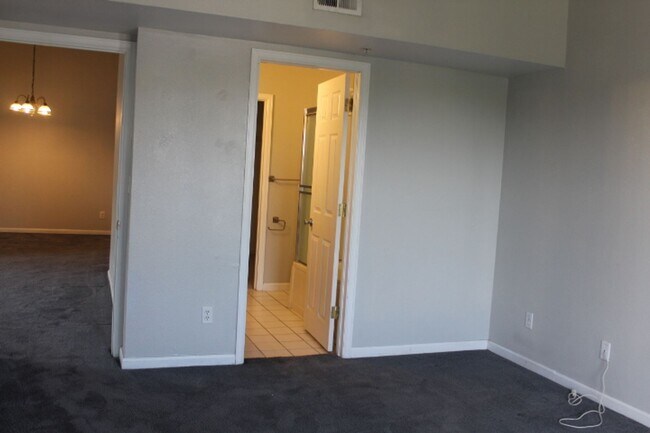 Building Photo - Stunning 3rd Floor 3 BR/2 BA Littleton Con...