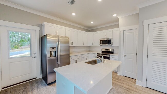 Building Photo - End unit!  Washer/Dryer Included! Beautiful 3 Bedroom Townhome (larger floorpan) with Screened-In...