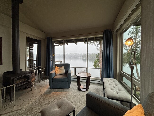 Building Photo - 221 N Bay Ln