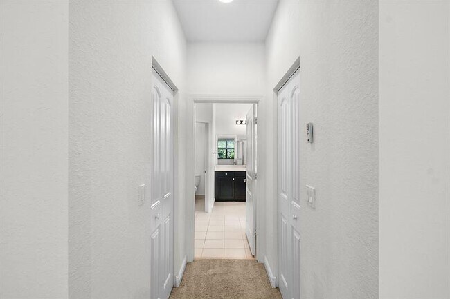 Building Photo - 5915 SE Entry Ct