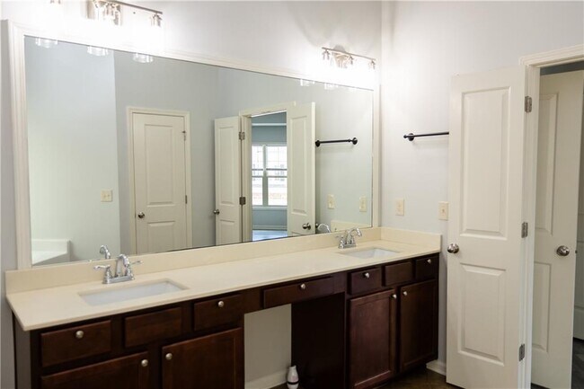 Building Photo - 4960 Ducote Trail