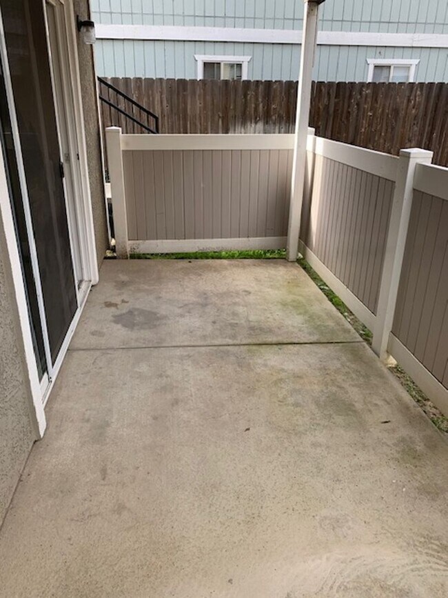 Building Photo - 2 Bed/2 Bath