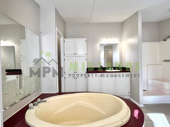 Building Photo - 323 Tabor Dr