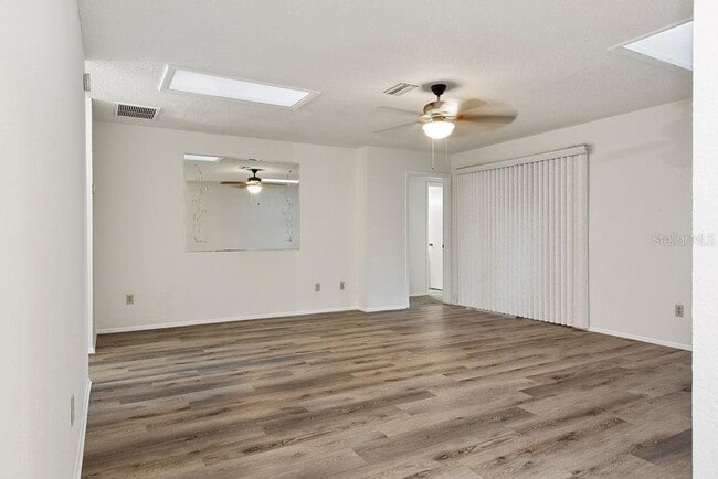 Building Photo - 223 E Fern Dr