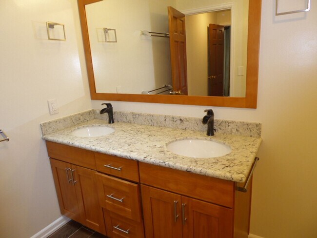 Building Photo - Charming 4 Bed 2.5 Bath + Den Rambler in S...