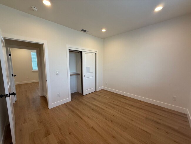 Building Photo - 8461001/85