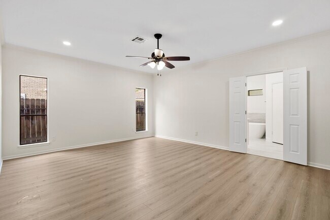 Building Photo - 3223 Country Club Blvd