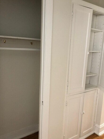 Building Photo - 6364 N Hermitage Ave