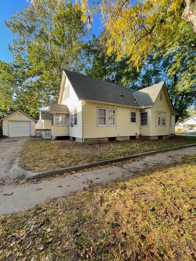 Building Photo - 3 Bedroom with garage and basement