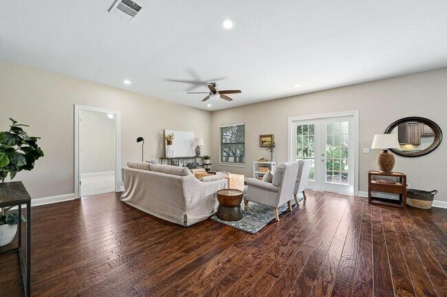 Building Photo - 200 Oak Hollow Ln