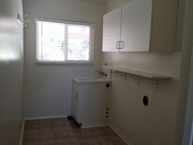 Building Photo - Almost 2000 SF home near Fresno State