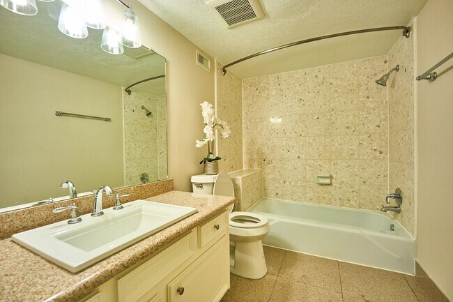 Building Photo - 10818 Briar Forest Dr
