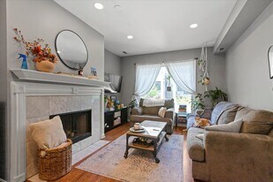 Building Photo - 1345 W Walton St