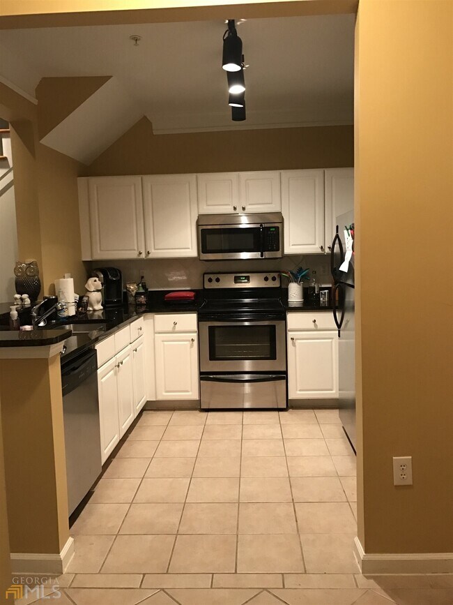 Building Photo - 1850 Cotillion Dr