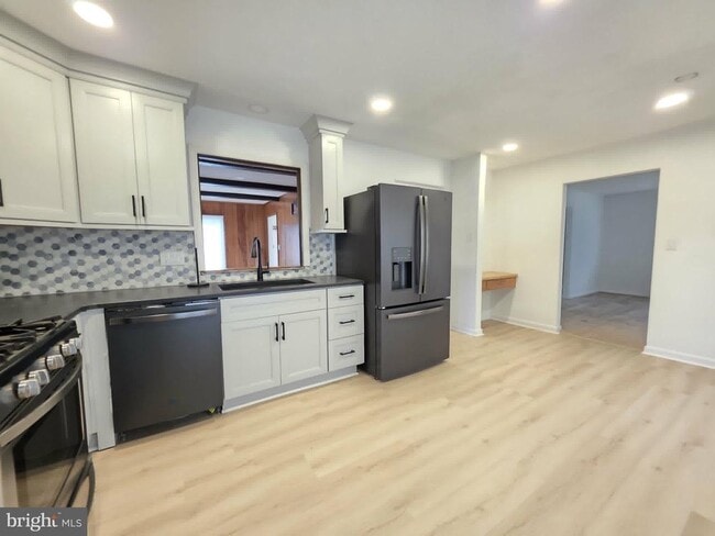 Building Photo - 8241 Robin Hood Dr