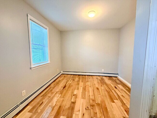 Building Photo - Move in July 1st • Spacious 1BR w/ Bonus Room Open Layout • Assigned Parking • Appliances • Garfield