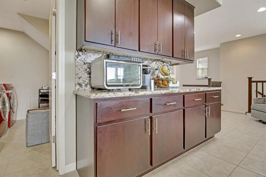 Building Photo - 6285 Rocky Point Ct