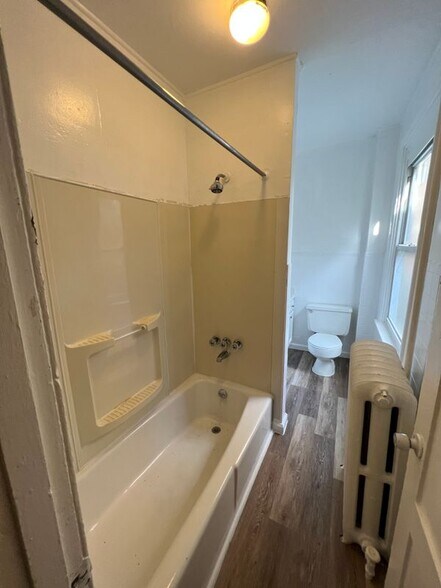 Building Photo - 806 Ferry St