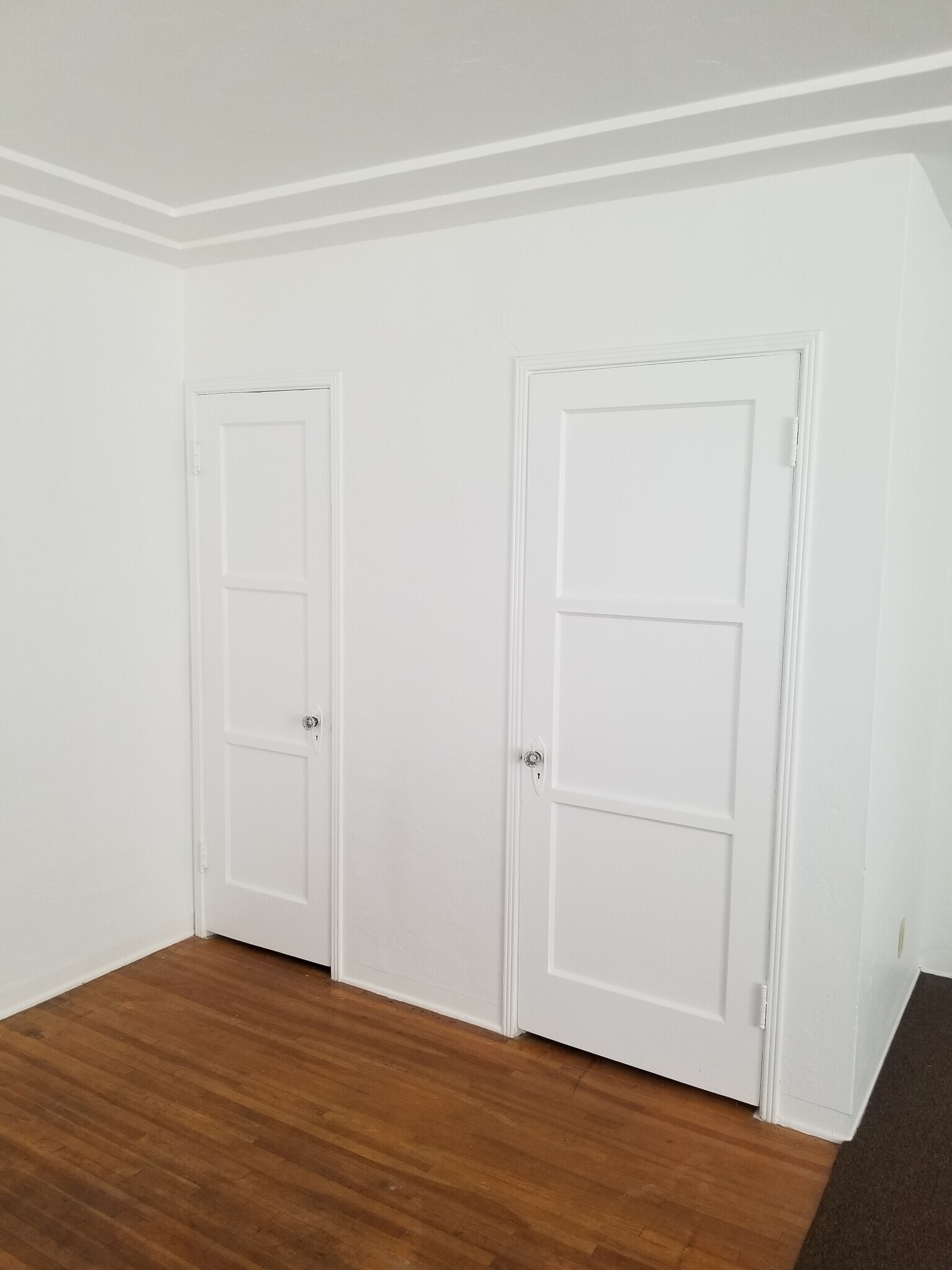 Building Photo - 572 W 1st St