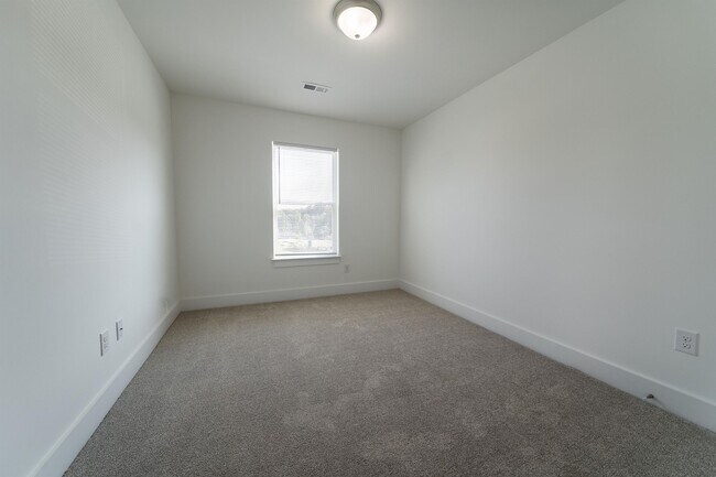 Building Photo - 1003 Magnificent Way