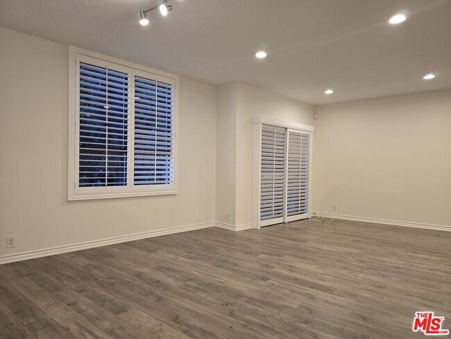 Building Photo - 4444 Wilshire Blvd