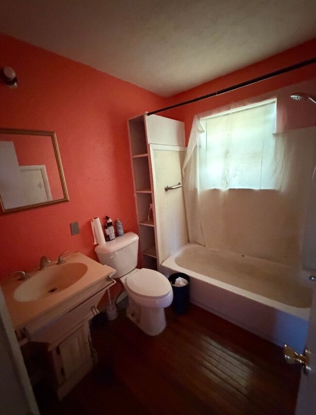 Building Photo - 3 bedroom 1 bath country home