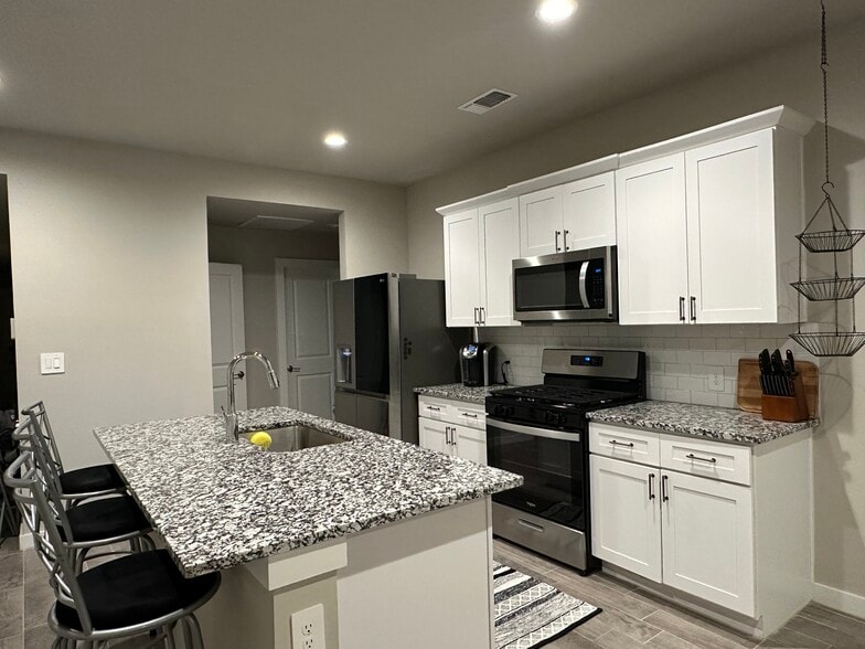 Kitchen - 75 Windsor Ct