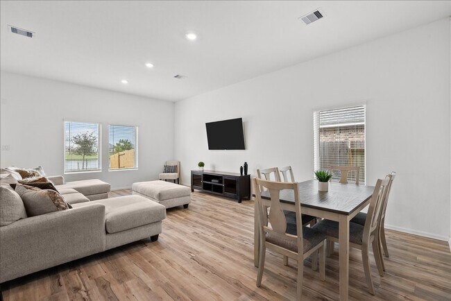 Building Photo - 512 Maple Bnd Ln