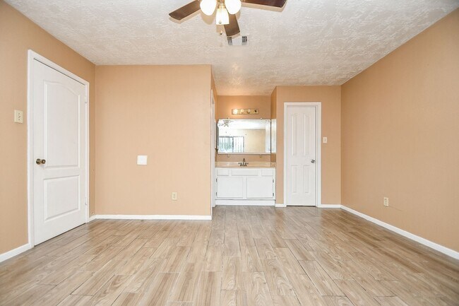 Building Photo - Nice duplex is back on the market