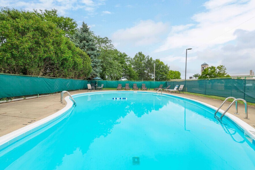 Private Swimming Pool - 20333 Detroit Rd