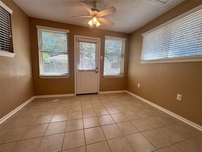 Building Photo - 3815 Maple Dr