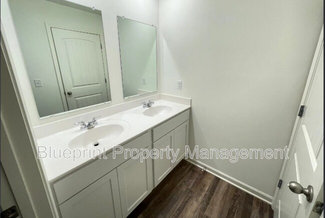 Building Photo - 229 Chelsea Pk Cir
