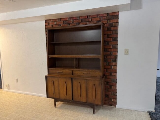 Building Photo - 2405 Sunset Dr